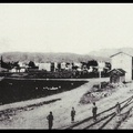44. Πανοραμική άποψη του σιδηροδρομικού σταθμού τού Αγρινίου. Δεξιά τού σταθμού διακρίνονται τα μηχανοστάσια και ο υδατόπυργος