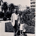 13. Παππούς και εγγονός στα Υψηλά Αλώνια (πίσω διακρίνεται το σπίτι τού Βουρλούμη με το δωδεκάθεο)
