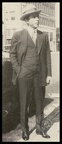8. Ο καραγκιοζοπαίχτης Ντίνος Θεοδωρόπουλος στην Αμερική το 1924. Στην Αμερική δίνει παραστάσεις για χρόνια. Το 1929 επιστρέφει στην Ελλάδα και φέρνει μαζί του την καινοτομία τής έγχρωμης φιγούρας πάνω σε ζελατίνα