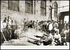 29. Πάσχα 1952. Σε ποιο παλιό εργοστάσιο της Πάτρας γιορτάζουν το Πάσχα οι συγκεντρωμένοι στη φωτογραφία;