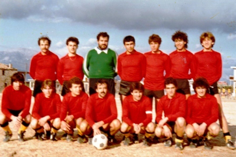 15. Ο Αετός Ρίου με προπονητή και παίκτη το Θέμη Ρήγα, τη χρονιά που έφυγε, 1984...jpg
