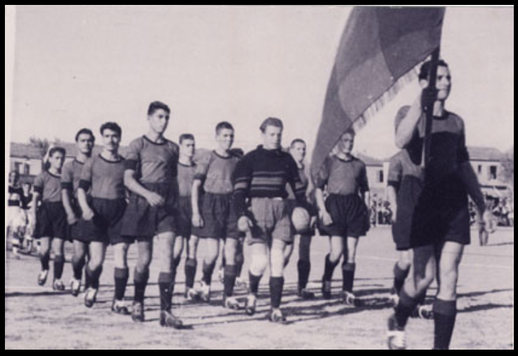 1949. Τελετή έναρξης πρωταθλήματος 1949-1950. Παρελάύνει στο γήπεδο των προσφυγικών η Πρωταθλήτρια Πατρών 1948-1949 Π.Γ.Ε. Ακολουθεί η ομάδα τού Απόλλωνος.jpg