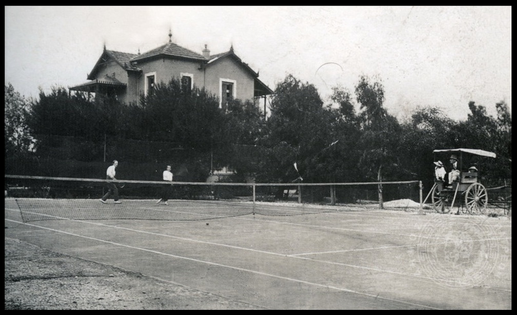 1. Το τερέν τού τένις στη βίλα Pilcher στα Εγγλέζικα (παραλία Ιτεών). Στο βάθος διακρίνεται η βίλα Morphy, Ιούνιος 1911