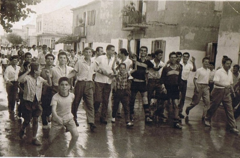 12. Αχαγιώτες μετά από νίκη τής ομάδας τους στους δρόμους των Προσφυγικών Πάτρας, δεκαετία \'60..jpg