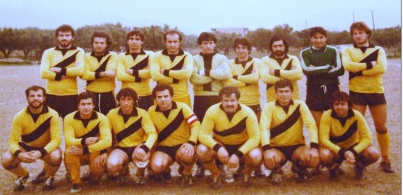 14. Η ομάδα ποδοσφαίρου τού Αετού Ρίου, στο γήπεδο του Ζωγράφου, 1982.jpg