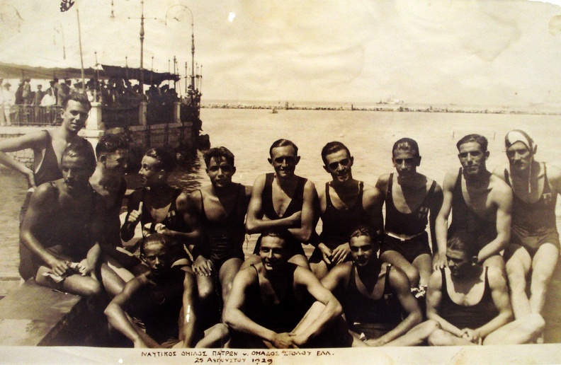 1. Οι πρωτοπόροι τού Ναυτικού Ομίλου Πατρών στο λιμάνι τής Πάτρας, 1929.JPG