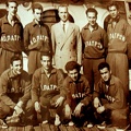 16. Η ομάδα τού ΝΟΠ επί του σκάφους με το οποίο ταξιδεύει για Ιταλία, 1951