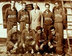 16. Η ομάδα τού ΝΟΠ επί του σκάφους με το οποίο ταξιδεύει για Ιταλία, 1951