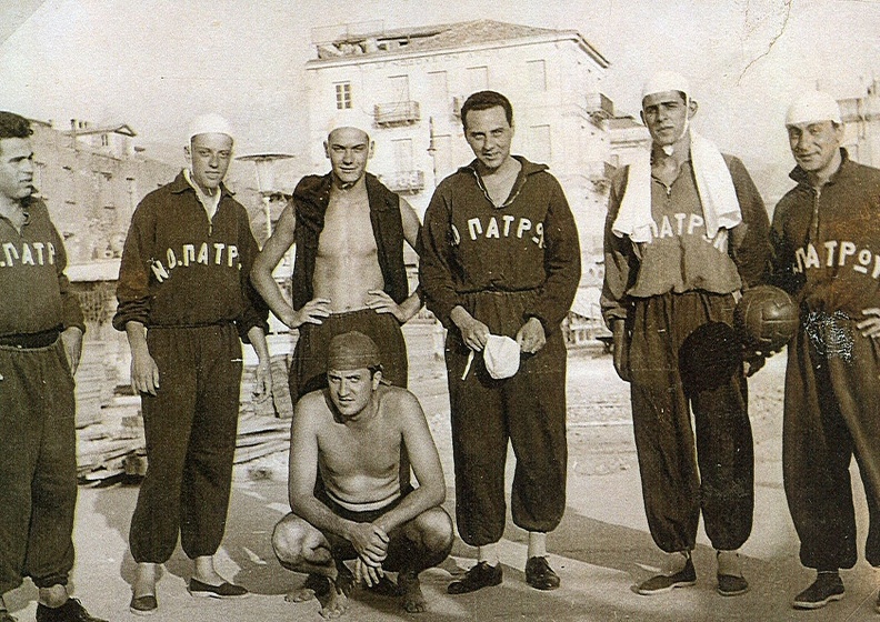 18. Μεικτή ομάδα τής Πάτρας αποτελούμενη από παίκτες τού ΝΟΠ και του Αχιλλέα Πατρών, η οποία έπαιξε εναντίον τής Ελληνικής Εθνικής ομάδας, 1958.jpg