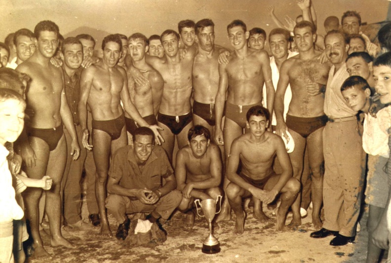 22. Η ομάδα νέων τού ΝΟΠ γιορτάζει τη μεγάλη νίκη επί του Ολυμπιακού, με σκορ 6-4, στον τελικό τού Πανελληνίου Πρωταθλήματος Νέων, 1961.jpg