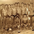 22. Η ομάδα νέων τού ΝΟΠ γιορτάζει τη μεγάλη νίκη επί του Ολυμπιακού, με σκορ 6-4, στον τελικό τού Πανελληνίου Πρωταθλήματος Νέων, 1961