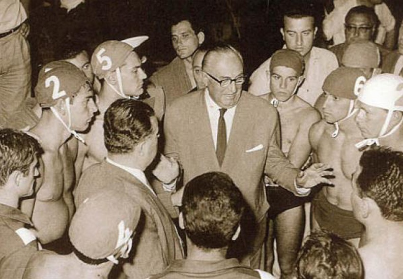 24. Οι παίκτες τού Ολυμπιακού και του ΝΟΠ, παρακολουθούν προσεκτικά τις οδηγίες τού Επαμεινώνδα Πετραλιά στην Αθήνα, 1964.jpg