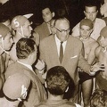 24. Οι παίκτες τού Ολυμπιακού και του ΝΟΠ, παρακολουθούν προσεκτικά τις οδηγίες τού Επαμεινώνδα Πετραλιά στην Αθήνα, 1964