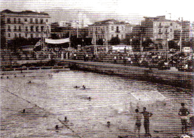 25. Ματς πόλο ανάμεσα στον ΝΟΠ και τον Ολυμπιακό στο λιμάνι τής Πάτρας, 1968.jpg