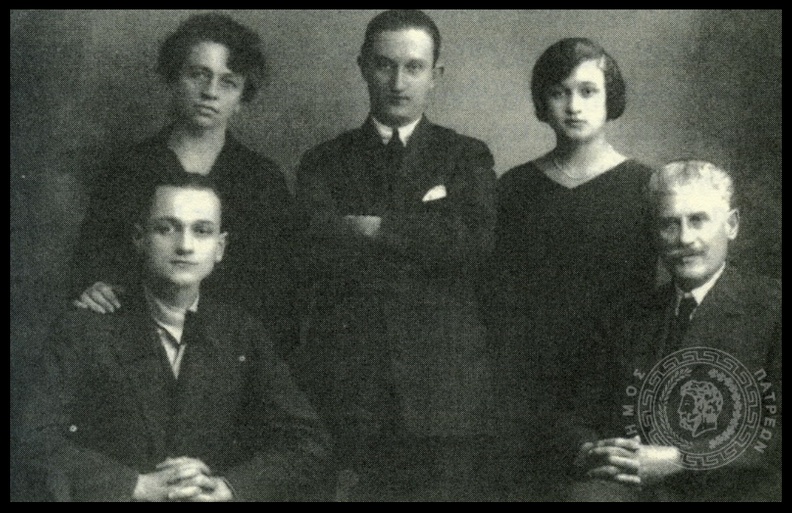 1. Ο Παναγιώτης Κανελλόπουλος σε νεαρή ηλικία με την οικογένειά του.jpg