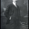 1. Ο Ανδρέας Μιχαλακόπουλος το 1908. Από το 1911 διετέλεσε αρκετές φορές υπουργός. Δημιούργησε το κόμμα των Συντηρητικών Φιλελευθέρων. Το 1924 σχημάτισε κυβέρνηση και έγινε πρωθυπουργός τής χώρας