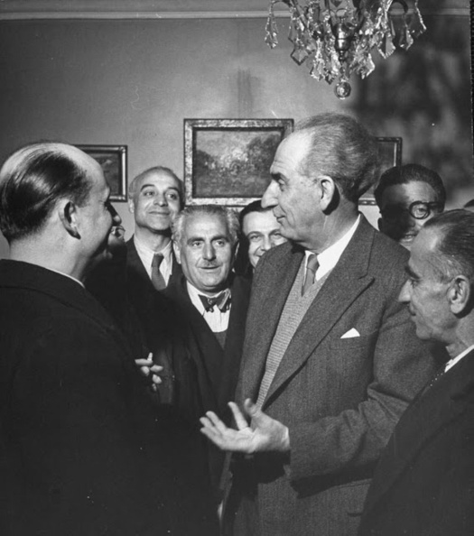 2. Ο Γεώργιος Παπανδρέου. Αρχηγός τού τότε Σοσιαλιστικού Δημοκρατικού Κόμματος, με συνεργάτες του, 1946.jpg
