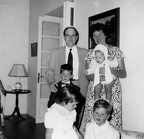 6. Ο Ανδρέας Παπανδρέου με την οικογένειά του πριν εγκατασταθούν στην Ελλάδα