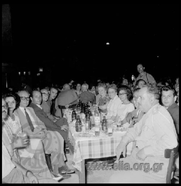 6. Γεύμα στην οικία τού Γεωργίου Παπανδρέου,1962 (φωτό Βασίλης & Αλέξανδρος Τσακιράκης).JPG