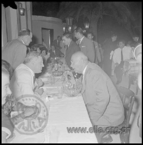 10. Γεύμα στην οικία τού Γεωργίου Παπανδρέου,1962 (φωτό Βασίλης & Αλέξανδρος Τσακιράκης).JPG