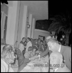 11. Γεύμα στην οικία τού Γεωργίου Παπανδρέου,1962 (φωτό Βασίλης & Αλέξανδρος Τσακιράκης)