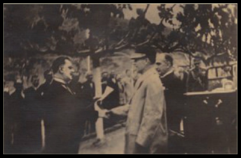 2. Εταιρεία \'\'Γλαύκος\'. Επίσκεψη του βασιλιά Γεωργίου Β΄. Στη υποδοχή ο πρόεδρος της εταιρείας (και διευθ. τής Εθν. Τράπεζας) Ξαβέριος Παπαηλιού και ο αντιπρόεδρος (και δήμαρχος Πατρέων) Β. Ρούφος, 1937.jpg