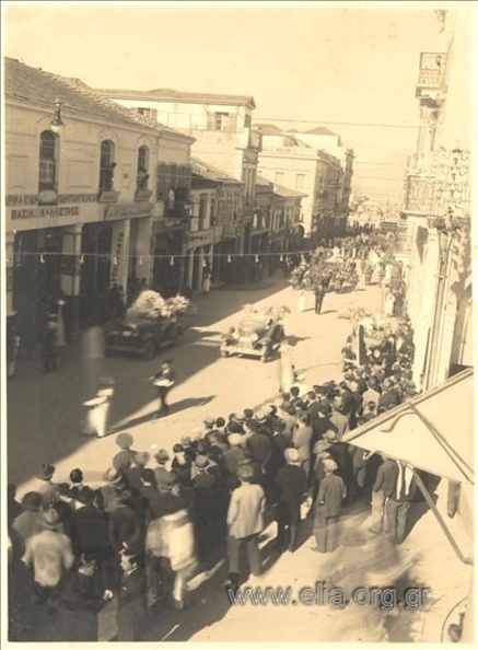 4. Κηδεία στρατιωτικού. Η πομπή περνά από την Αγίου Νικολάου, 1936.JPG