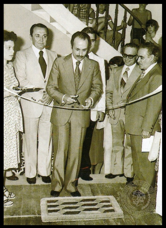 13. Ο Κωνσταντίνος Στεφανόπουλος, ως υπουργος Προεδρίας το 1977, εγκαινιάζει το Μουσείο Λαϊκής Τέχνης Πατρών. Διετέλεσε βουλευτής, υπουργός, αρχηγός κόμματος (ΔΗΑΝΑ) και Πρόεδρος της Δημοκρατίας