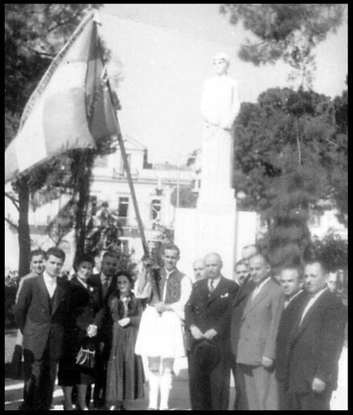 10. Ο Πανηπειρωτικός Σύλλογος, με τη σημαία του, στο χώρο κατάθεσης στφάνων τής Πλατείας Όλγας, 28η Οκτωβρίου 1952.jpg