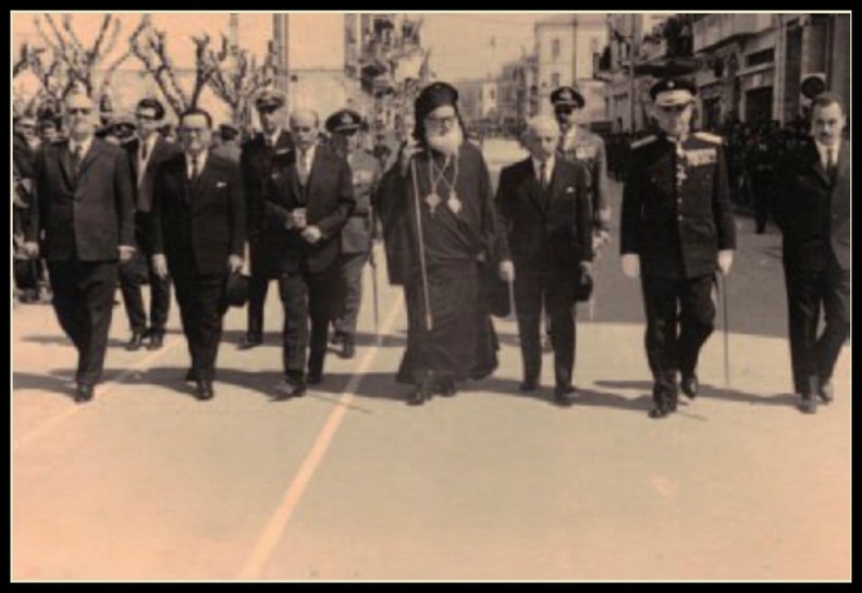 12. Η παρέλαση της 25ης Μαρτίου έχει ολοκληρώθεί και οι επίσημοι αποχωρούν. Ανάμεσά τους διακρίνονται ο δήμαρχος Πατρέων, Νίκος Βέτσος και ο νεοεκλεγείς βουλευτής, Κωστής Στεφανόπουλος, 1964.jpg