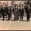 12. Η παρέλαση της 25ης Μαρτίου έχει ολοκληρώθεί και οι επίσημοι αποχωρούν. Ανάμεσά τους διακρίνονται ο δήμαρχος Πατρέων, Νίκος Βέτσος και ο νεοεκλεγείς βουλευτής, Κωστής Στεφανόπουλος, 1964