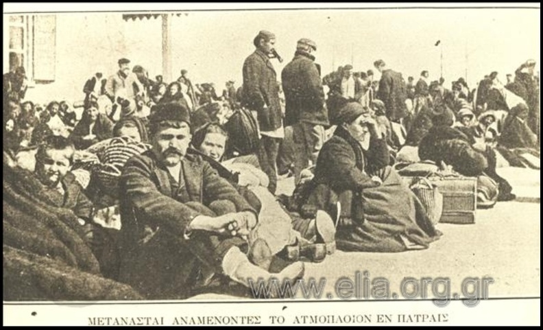 6. Έλληνες μετανάστες αναμένοντας το πλοίο στο λιμάνι τής Πάτρας.JPG