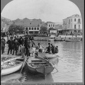 7. Έλληνες μετανάστες, στο ύψος τού παλιού Τελωνείου, επιβιβάζονται σε βάρκες που θα τους πάνε μέχρι τα υπερωκεάνια Σατούρνια & Βουλκάνια, τα οποία άραζαν  έξω από τον κυματοθραύστη γιατί δεν χωρούσαν