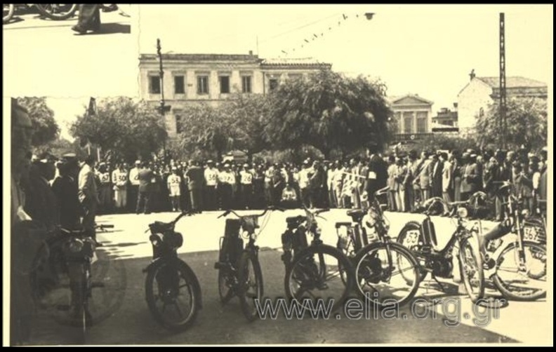 2. Εκκίνηση των μοτοσυκλετικών αγώνων Πατρών - Αθηνών, 1954 (φωτό Νικόλαος Μπούρης)