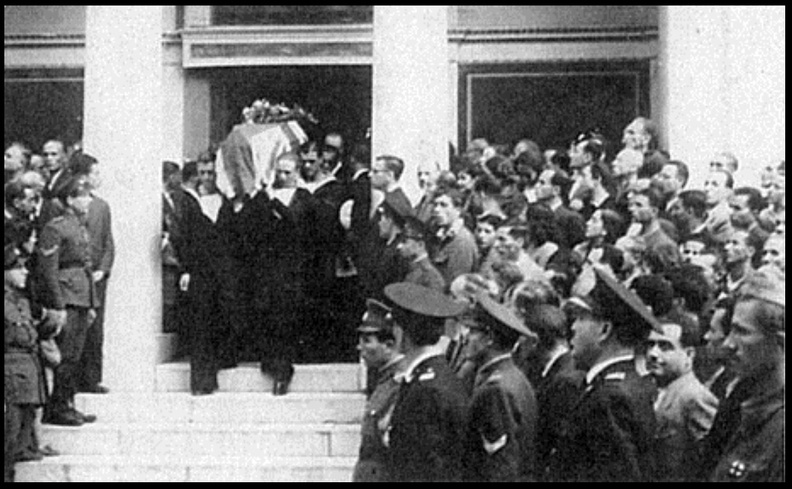 Οκτώβριος 1945. 2) Βγαίνοντας από το ναό μετά το τέλος τής νεκρόσιμης ακολουθίας.jpg
