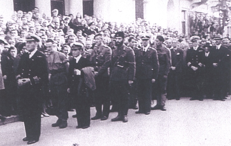 Οκτώβριος 1945. 4) Πλήθος κόσμου έξω από την Μητρόπολη για την κηδεία των Άγγλων ναυτικών.jpg