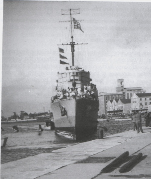 Οκτώβριος 1945. 8) Πλοίο BYMS στο λιμάνι της Πάτρας με φόντο τις αποθήκες Μπάρυ και τους Μύλους Αγ. Γεωργίου. Η φωτό είναι τραβηγμένη κατά την επιχείρηση ναρκαλιείας.jpg