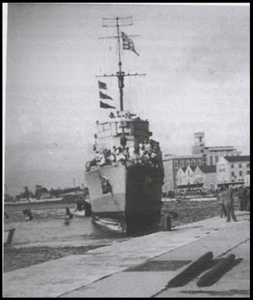 4. Βρετανικό ναρκαλιευτικό τύπου BYMS (από τα τα πρώτα πολεμικά πλοία που έφτασαν στην Πάτρα με τη λήξη τού πολέμου), 1944.jpg