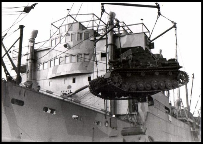 16. Τεθωρακισμένο όχημα φορτώνεται στο γερμανικό φορτηγό πλοίο KYBFELS, στο λιμάνι της Πάτρας. Το πλοίο αυτό (καθώς και ένα 2ο φορτηγό) έπεσε σε νάρκη μεταξύ Κεφαλλ. & Ιθάκης, 1941.jpg