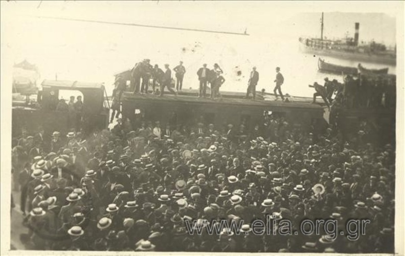 3. Άφιξη Παναγή Τσαλδάρη στο λιμάνι στα πλαίσια προεκλογικής εκστρατείας, πλήθος κόσμου στην υποδοχή του, 1933.JPG