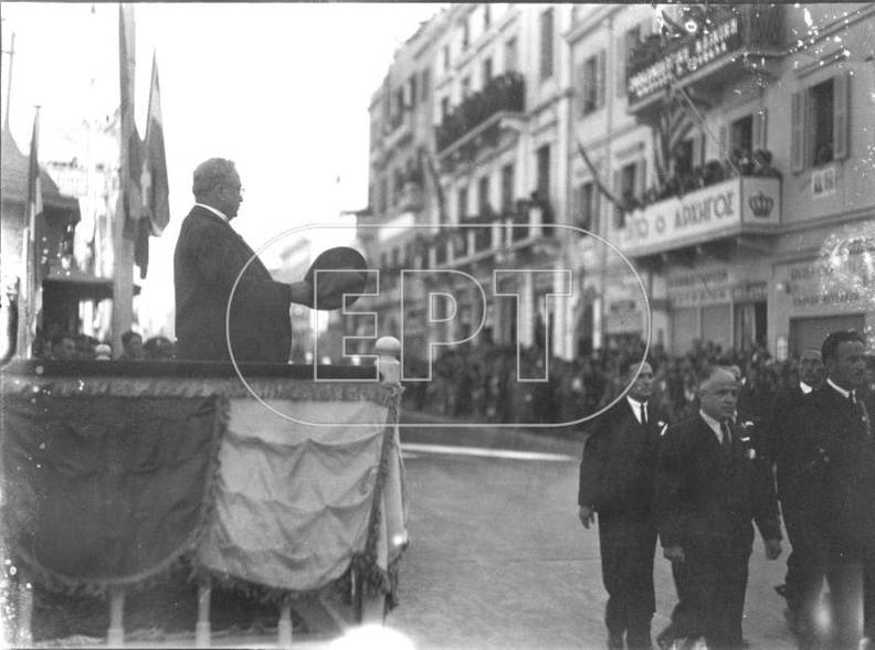 5. Ο Πρωθυπουργός Ιωάννης Μεταξάς παρακολουθεί παρέλαση στην Πάτρα. Σε ένα κτίριο διακρίνεται το σύνθημα \'\'Ζήτω ο αρχηγός\'\' καθώς και το στέμμα στο πλάι (φωτό Πέτρος Πουλίδης).jpg