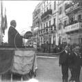 5. Ο Πρωθυπουργός Ιωάννης Μεταξάς παρακολουθεί παρέλαση στην Πάτρα. Σε ένα κτίριο διακρίνεται το σύνθημα 