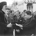 6. Ο Αρχιεπίσκοπος Αθηνών και Αντιβασιλεύς Δαμασκηνός προσφωνείται από το Δήμαρχο Πατρέων Ηλία Λάζαρη, 1945 (φωτό Πέτρος Πουλίδης)