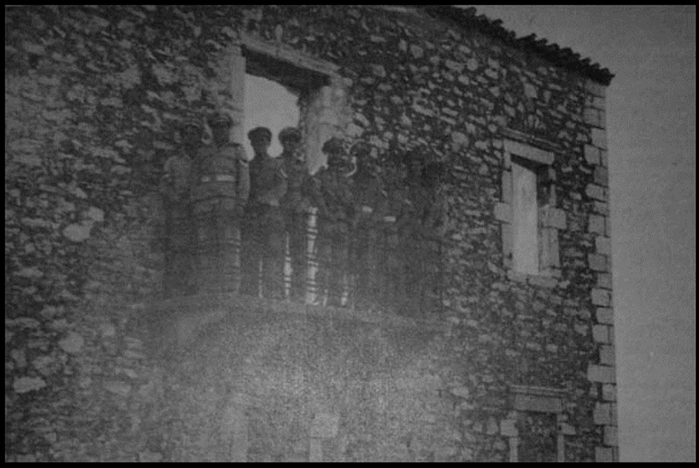 7. Μάχη τής Χαλανδρίτσας. Φωτογραφία των χωροφυλάκων που επιβίωσαν της μάχης μερικές ημέρες μετά στο μπαλκόνι τού διοικητήριου χωροφυλακής τής Χαλανδρίτσας, Ιούλιος 1948