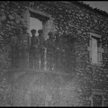 7. Μάχη τής Χαλανδρίτσας. Φωτογραφία των χωροφυλάκων που επιβίωσαν της μάχης μερικές ημέρες μετά στο μπαλκόνι τού διοικητήριου χωροφυλακής τής Χαλανδρίτσας, Ιούλιος 1948