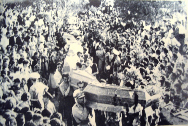 8. Μάχη τής Χαλανδρίτσας. Η κηδεία των νεκρών χωροφυλάκων της Χαλανδρίτσας, Ιούλιος 1948.JPG