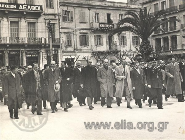 9. Ο Κωνσταντίνος Καραμανλής, με μέλη τής κυβερνήσεως, επισκέπτεται την πόλη. Εδώ στην Πλατεία Τριών Συμμάχων, 1959 (φωτό Κυριάκος Κουρμπέτης, Ελλάς-Πρες).JPG