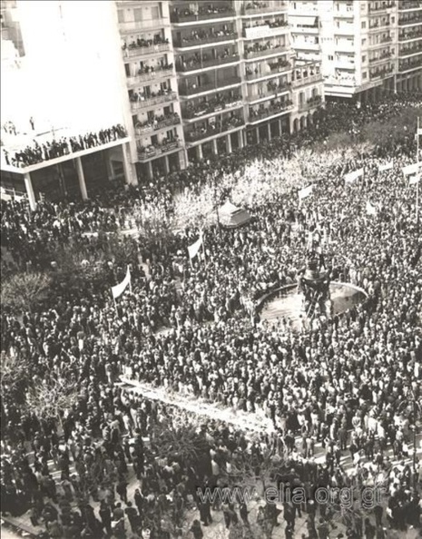 15. Προεκλογική συγκέντρωση Κωνσταντίνου Καραμανλή, 1974 (Πρακτορείο Ηνωμένων Φωτορεπόρτερ).JPG
