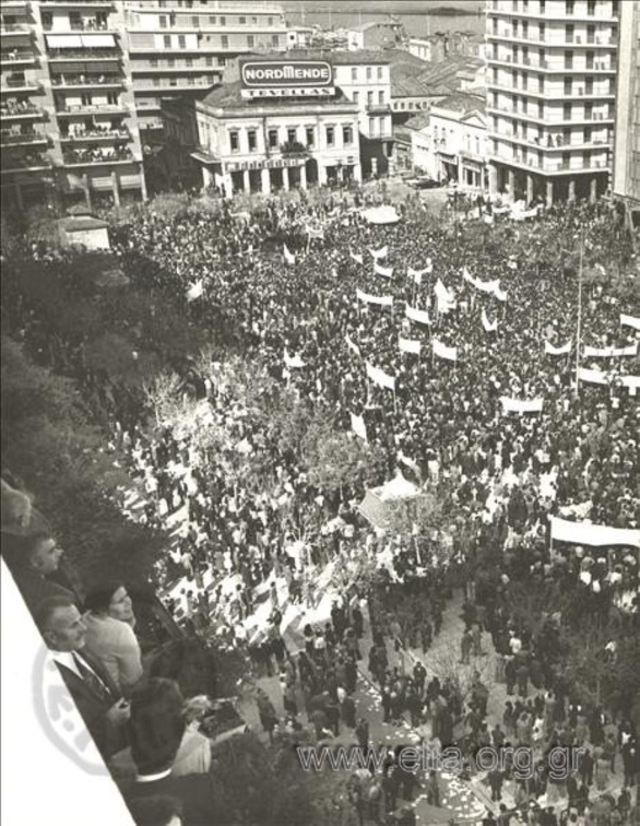 16. Προεκλογική συγκέντρωση Κωνσταντίνου Καραμανλή, 1974 (Πρακτορείο Ηνωμένων Φωτορεπόρτερ)