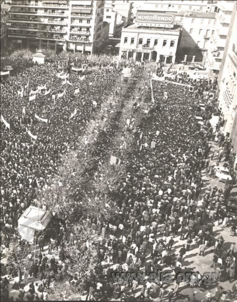 17. Προεκλογική συγκέντρωση Κωνσταντίνου Καραμανλή, 1974 (Πρακτορείο Ηνωμένων Φωτορεπόρτερ).JPG